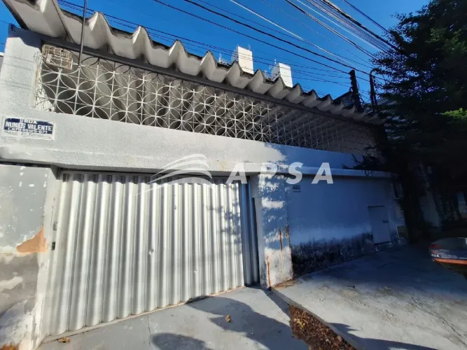 CASA PLANA COM 04 DORMITOPRIOS , 02 VAGAS, QUINTAL, ÁRMARIOS, COZINHA. LIGUE E RESERVE AS 