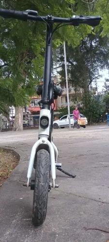 Bike elétrica compacta.