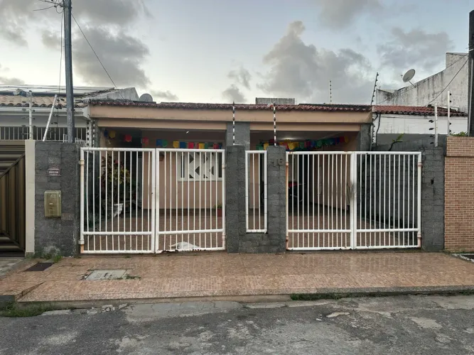 Vendo ou troco ótima casa no Conj. Santa Lúcia, Jabotiana.