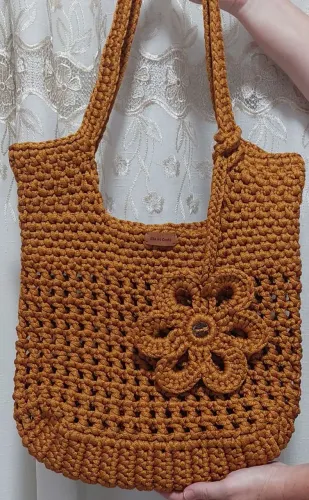 Bolsa grande em crochê fio náutico com detalhe flor com toque de elegância para praia