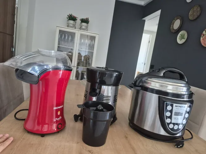 Conjunto Mondial (pipoqueira, espremedor de laranja e panela de pressão)