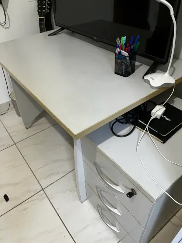 Mesa ou escrivaninha e tv a venda