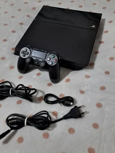 Playstation 4, funcionando perfeitamente. Com jogos. Pego ps3/Xbox 360. Parcelo.