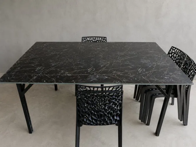 Mesa 2 metros de vidro com pés de ferro e 4 cadeiras