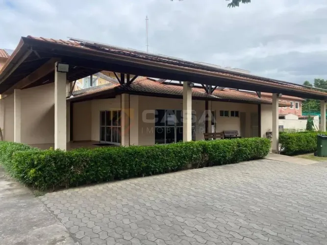 Casa Duplex de 3 Quartos com Suíte e Energia Solar no Condomínio Monte Verde