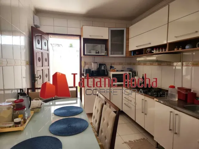 Vendo excelente casa em rua pública no bairro Parque Ipê.