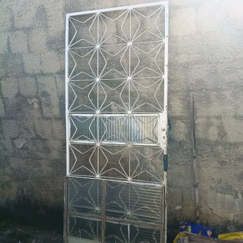 porta de ferro de 70cm com portal e vidros ok