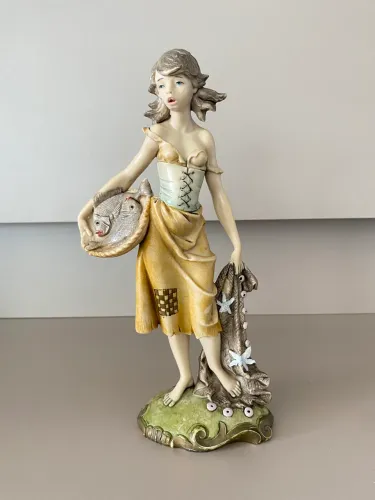 Escultura em resina italiana - mulher cesto