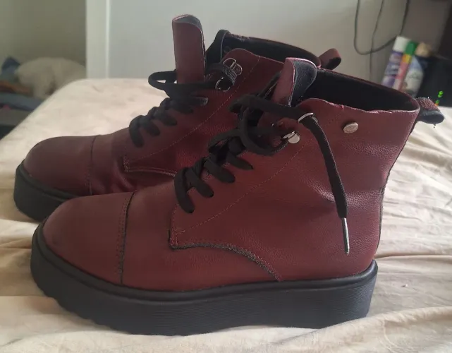 BOTA COTURNO CANO CURTO VIA UNO FLATFORM VINHO FEMININA 37