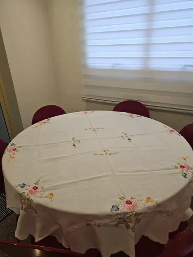 Toalha de mesa de linho bordada à mão 