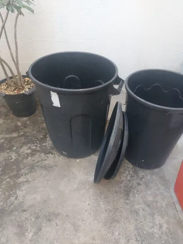 Vendo 2 baldes grandes medidas 50 lt e 30 lt para reservar água, ou ração para pets