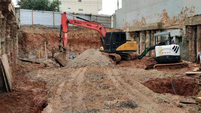 Vende se retroescavadeira 14 toneladas