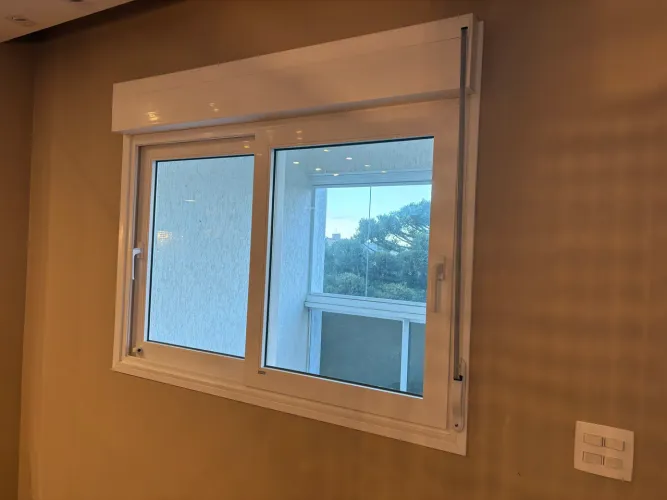 Janela de PVC com veneziana - usada