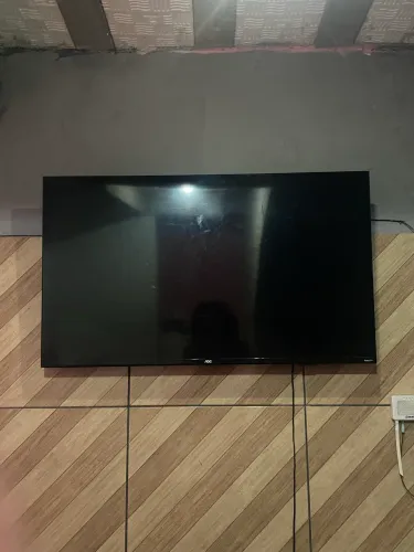 Televisão Roku aoc 50 polegadas, para retirada de peças tela está queimada