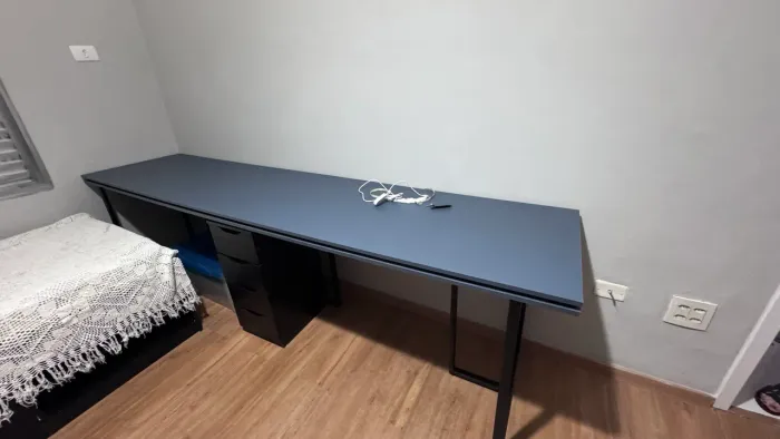Mesa de escritório com gaveteiro e cadeira game