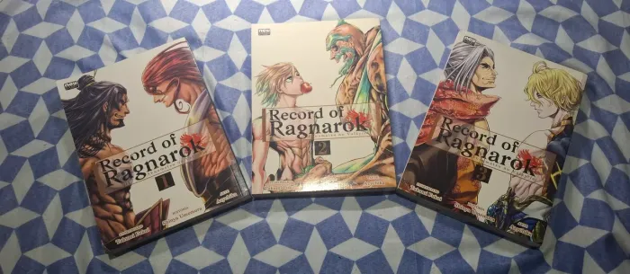 Vendo lote com os volumes 1, 2 e 3 do mangá Record of Ragnarok 