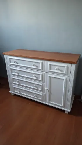 Cômoda branca com tampo amadeirado - linda e bem conservada  ?