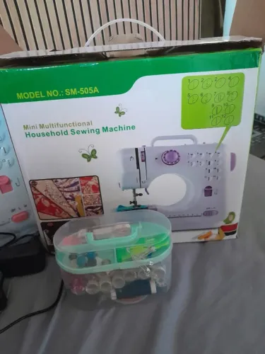 Mini máquina de costura usada apenas uma vez minha esposa não si adpitou 