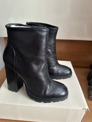 Bota cano curto, salto tratorado, toda no couro legítimo, abertura lateral com zíper