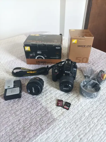 Câmera Nikon D5300 DSLR, lente 50mm e 18-55mm, duas baterias e dois cartões de memória