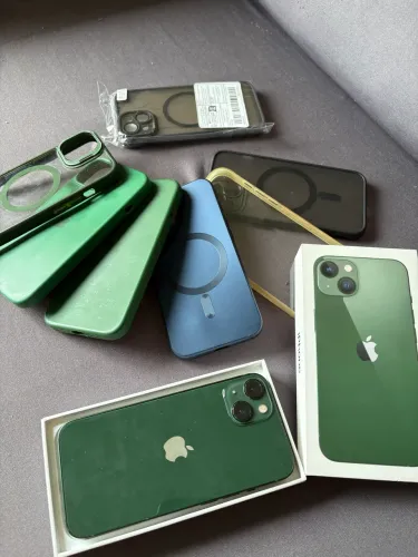 iPhone 13 com acessórios