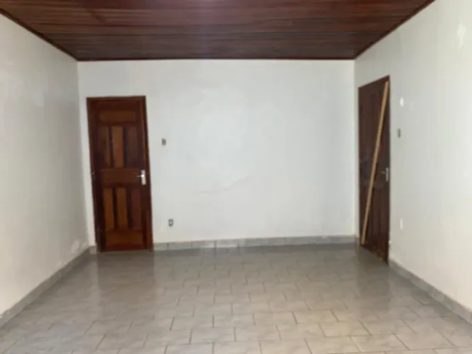 Vende se uma casa, ótima localização.