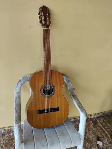 Violão com cordas de nylon novas