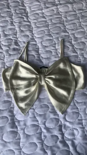 Top com laço acetinado