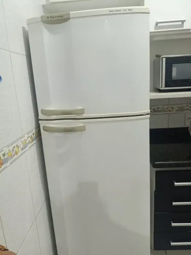 GELADEIRA ELETROLUX COM 350 LITROS 