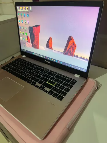 Notebook ASUS Vivobook Go 15 Intel Celeron 4GB RAM 128GB eMMC 15,6" UHD Rosa Windows 11