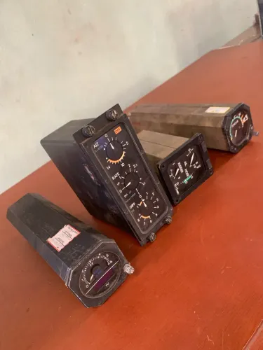 Conjunto de instrumentos de Aviação analógicos antigo