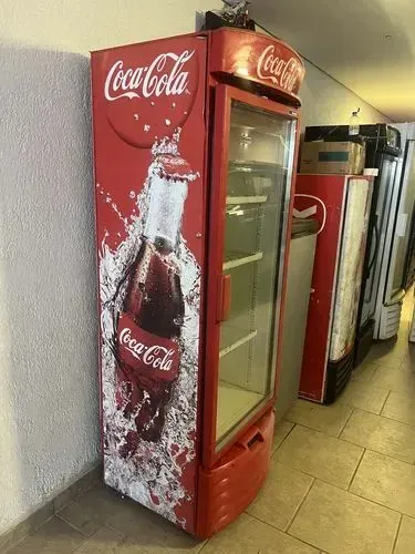 Expositora da coca cola