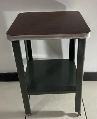 Mesa auxiliar com rodinhas