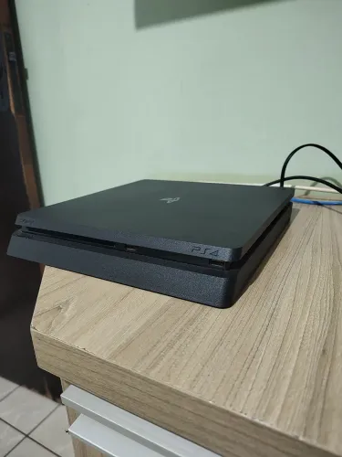 Playstation 4 Slim 1T, com 2 controles em excelente estado