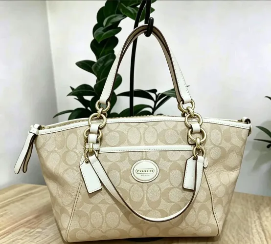 Bolsa coach original com pequeno defeito na alça de mão, com nf 23 al e 31 comp códi 2610