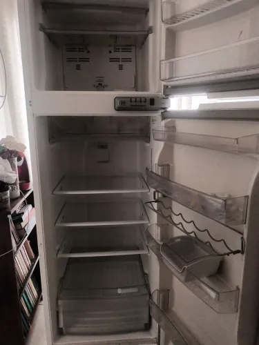 Refrigerador em bom estado, gelando perfeitamente mas com cheiro de gás e vazando agua