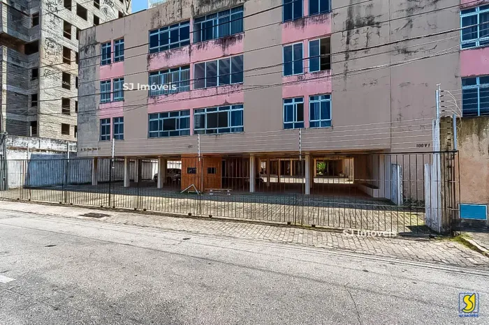 Apartamento na Varjota com varanda no piso superior