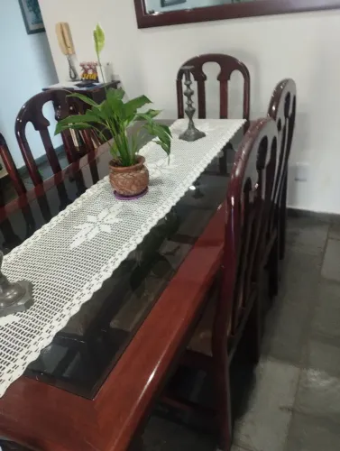 Mesa para sala de jantar em madeira massisa com tampo de vidro com 6 cadeiras, obs.uma cad