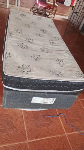 Vendo essa cama solteiro molas.usada