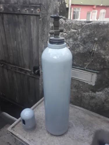 Vendo cilindro de aço de co2 vazio de 17kg e com capacidade para 10litros  usado 