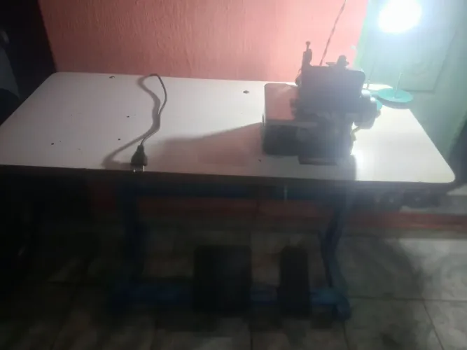 Máquina Overlok semi industrial, toda revisada funcionando perfeitamente