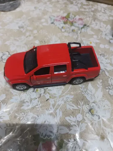 Miniatura amarok de metal abre as portas, mede 12cm de cumprimento 