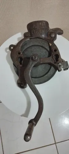 Debulhador de milho antigo