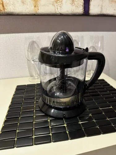 Espremedor de frutas preto
