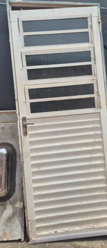 Vendo duas Portas para reaproveitamento. 