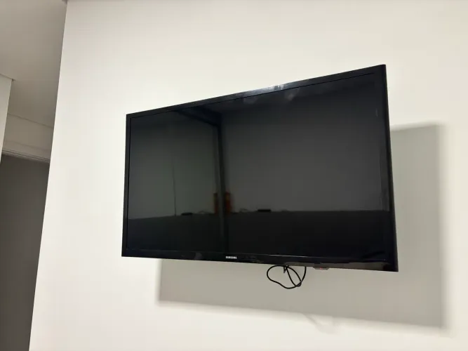 TV Samsung 32 polegadas com suporte de parede - Usada
