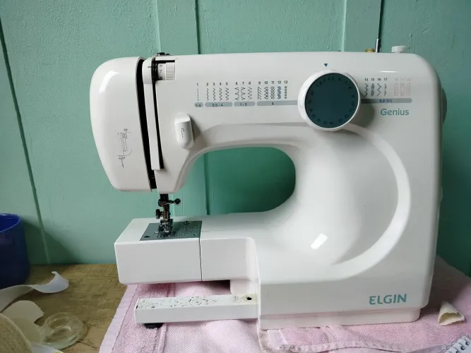 Máquina de costura Elgin Genius