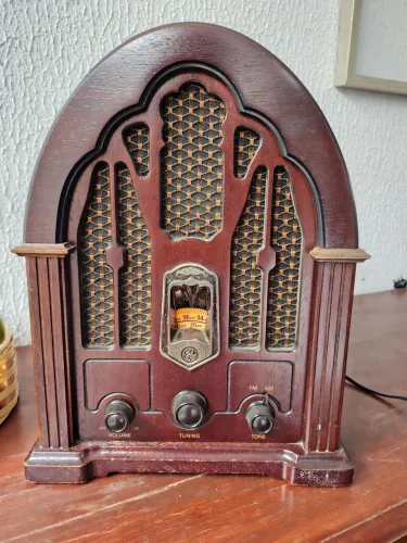 Rádio Capelinha GE Retrô em Madeira - Decorativa e Funcional