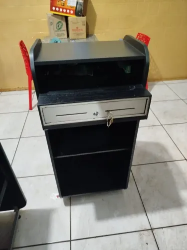 Balcão com caixa de chave