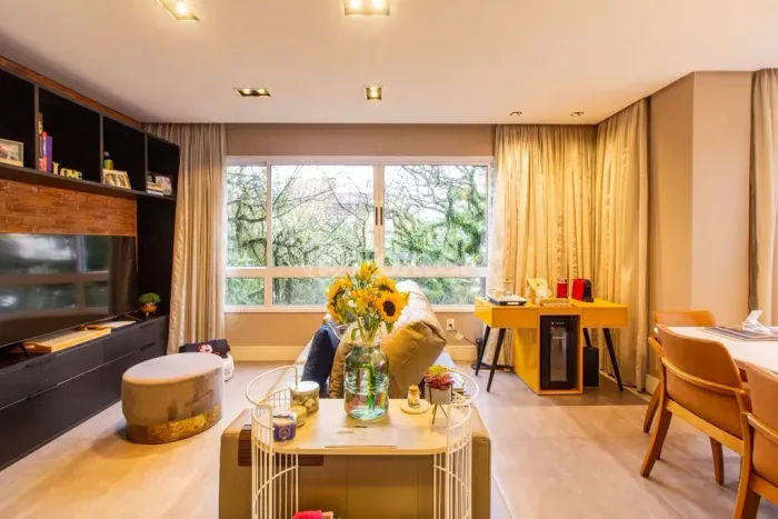 Apartamento 76m², 2 dormitórios, 2 suítes, 2 vagas, mobiliado em Mont Serrat - Porto Alegr